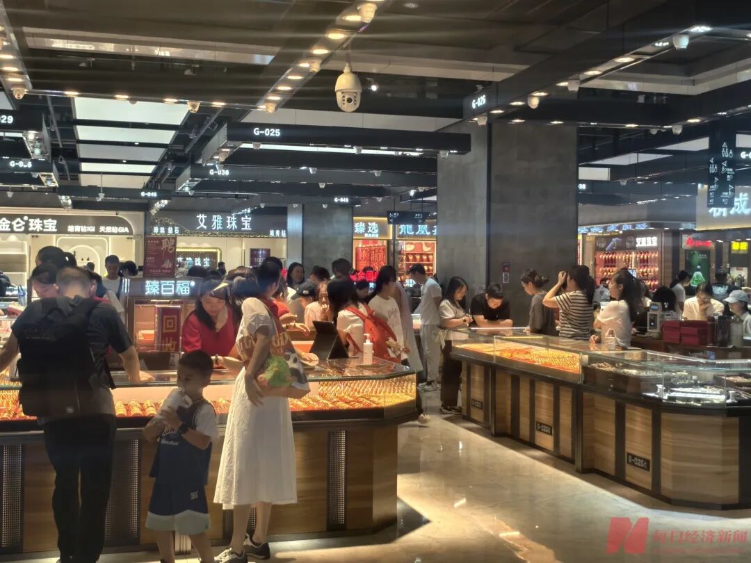 金价直逼1000元/克大关	，深圳水贝顾客络绎不绝，记者实探：有人一单买走1斤多黄金！白银也卖爆