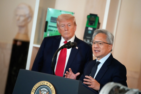 开全员大会竟然接到总统电话！黄仁勋忘关麦克风，数千员工现场吃瓜